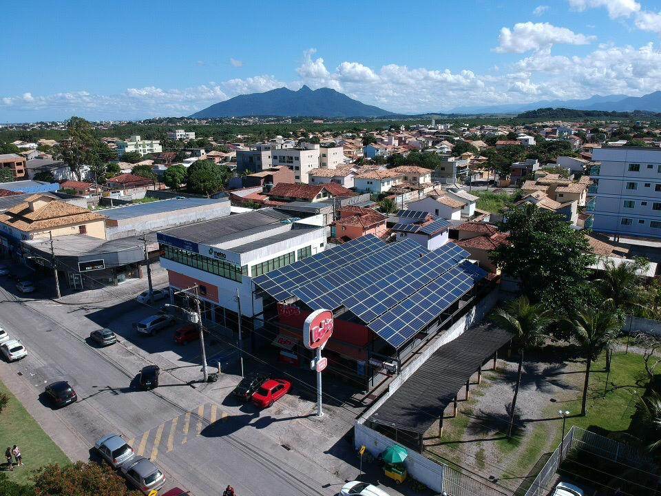 Vista aérea de sistema solar com 172 painéis — Bob's, Rio das Ostras