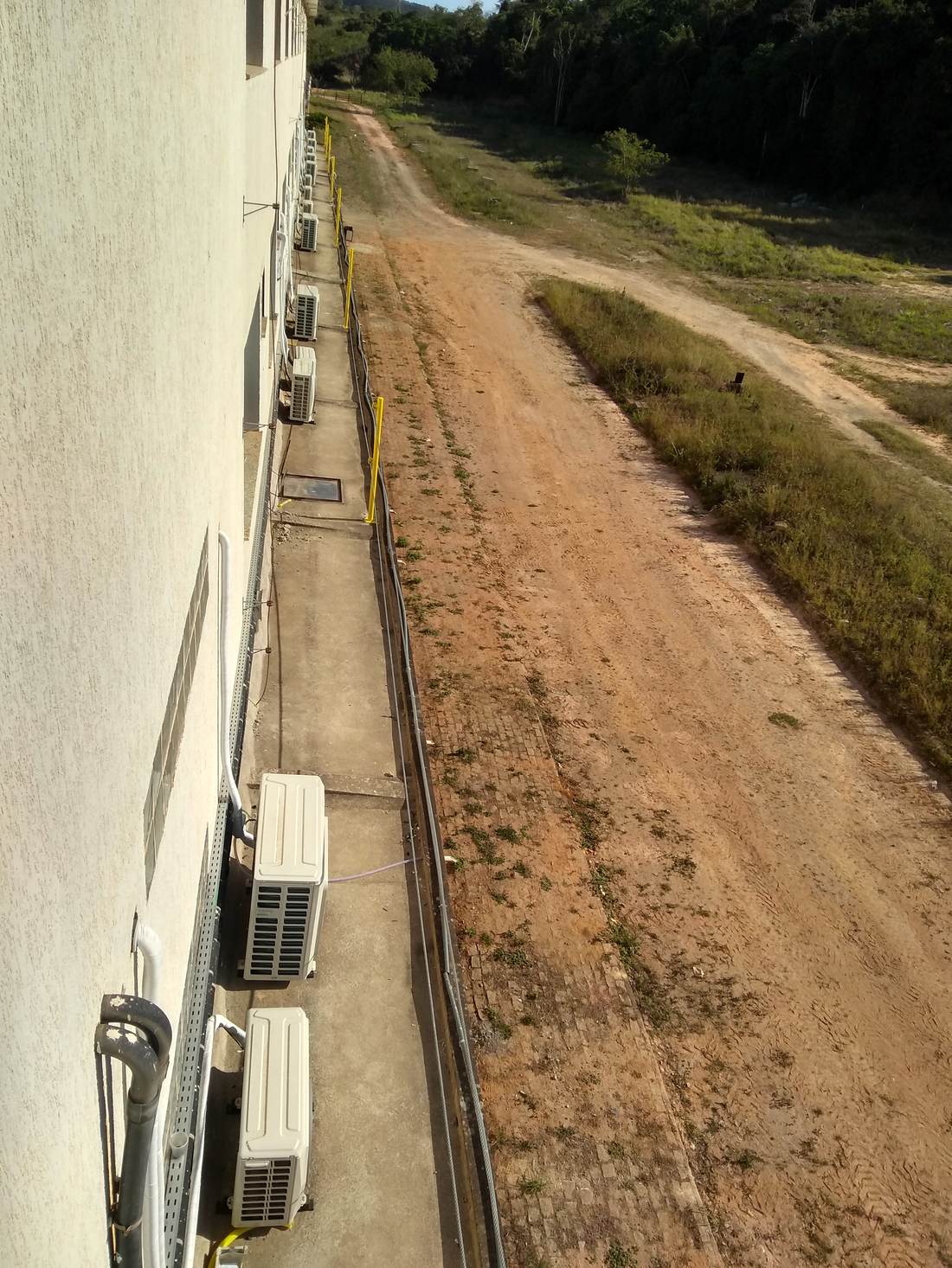 Painéis solares instalados em encosta — Pousada Verbicário