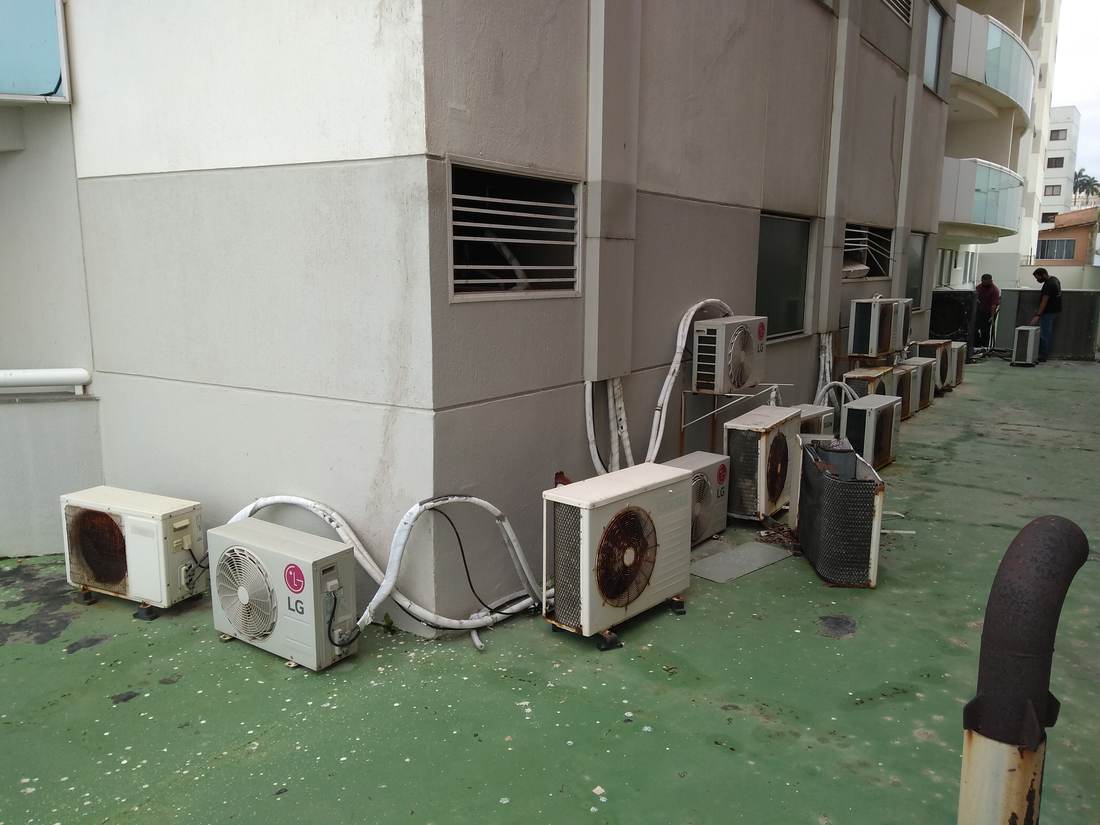 Sala de reunião climatizada com acabamento diferenciado