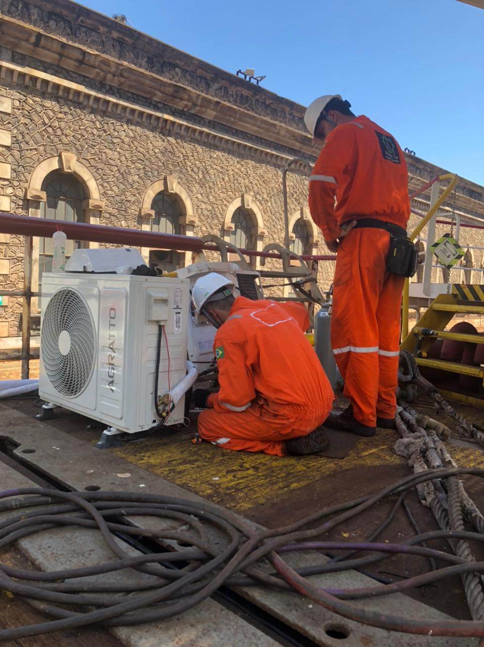 Técnico instalando climatização em embarcação offshore