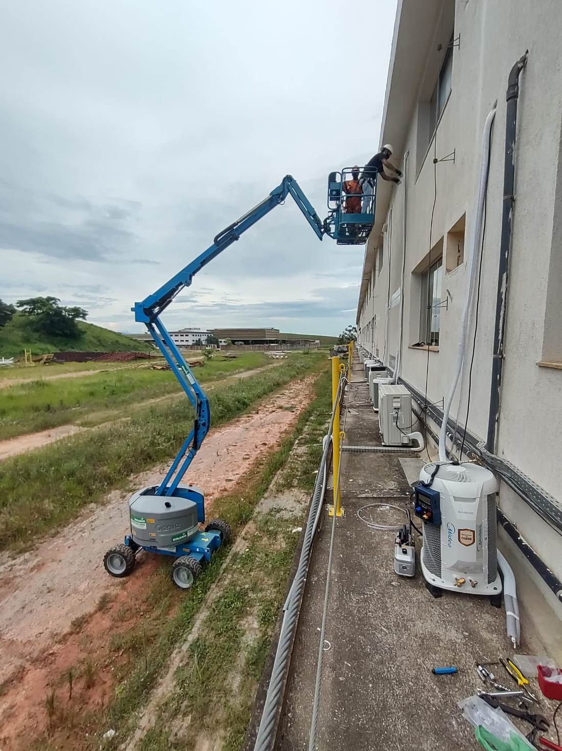 Técnico Norte Sun em plataforma elevatória durante instalação