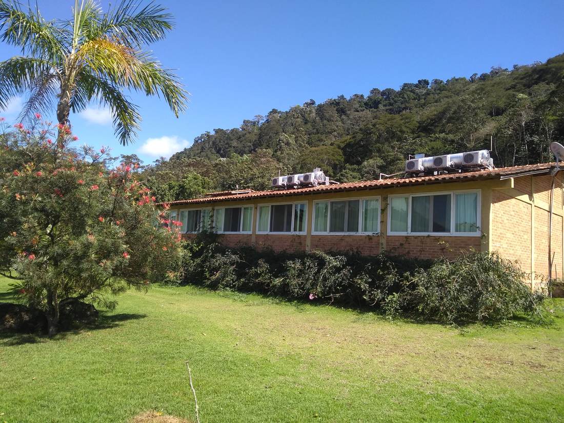 Sistema de energia solar instalado no telhado — Pousada Verbicário